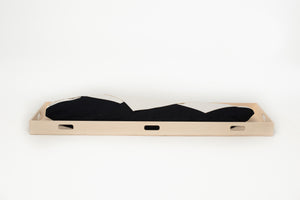 Zijaanzicht dichtgevouwen dag en nacht lijkwade met een grafisch effect.