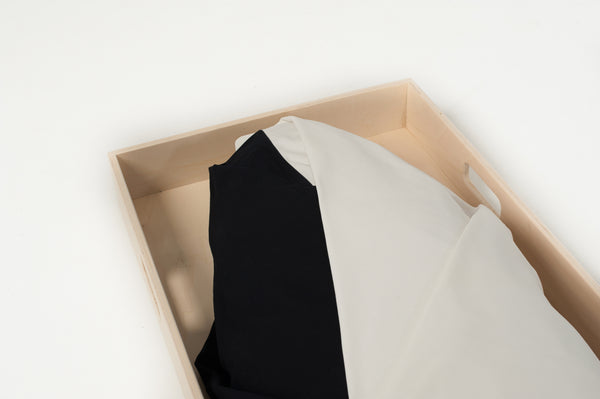 Zwart-wit lijkwade detail op draagbaar.