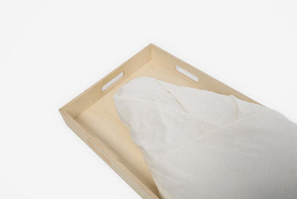 Bovenlichaam gewikkeld in gekleurde linnen lijkwade ecru in combinatie met de Basic baar eronder.